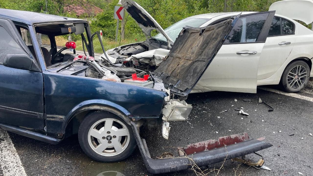 Afyonkarahisar’da İki Otomobilin Çarpıştığı Trafik Kazasında 4 Kişi Yaralandı