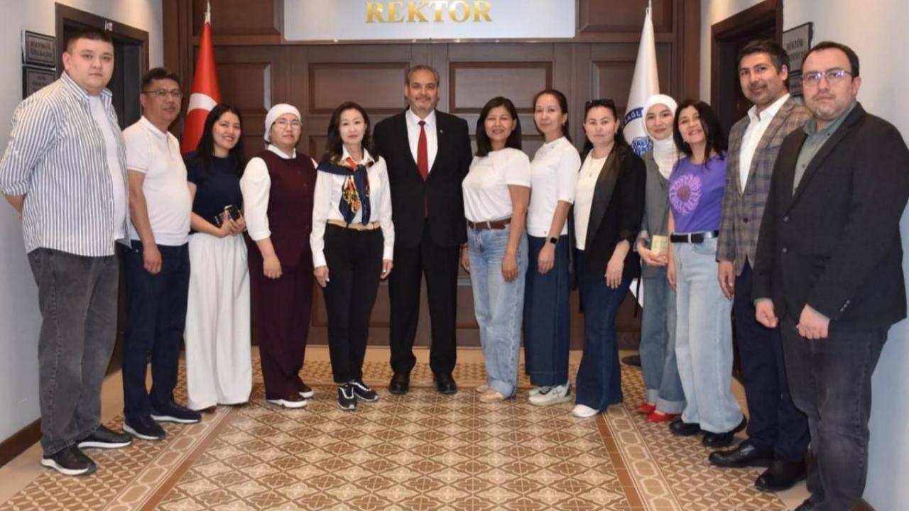 Afyonkarahisar’da Türk Dünyası Zirvesi: Kazak Heyeti AFSÜ’de Ağırlandı