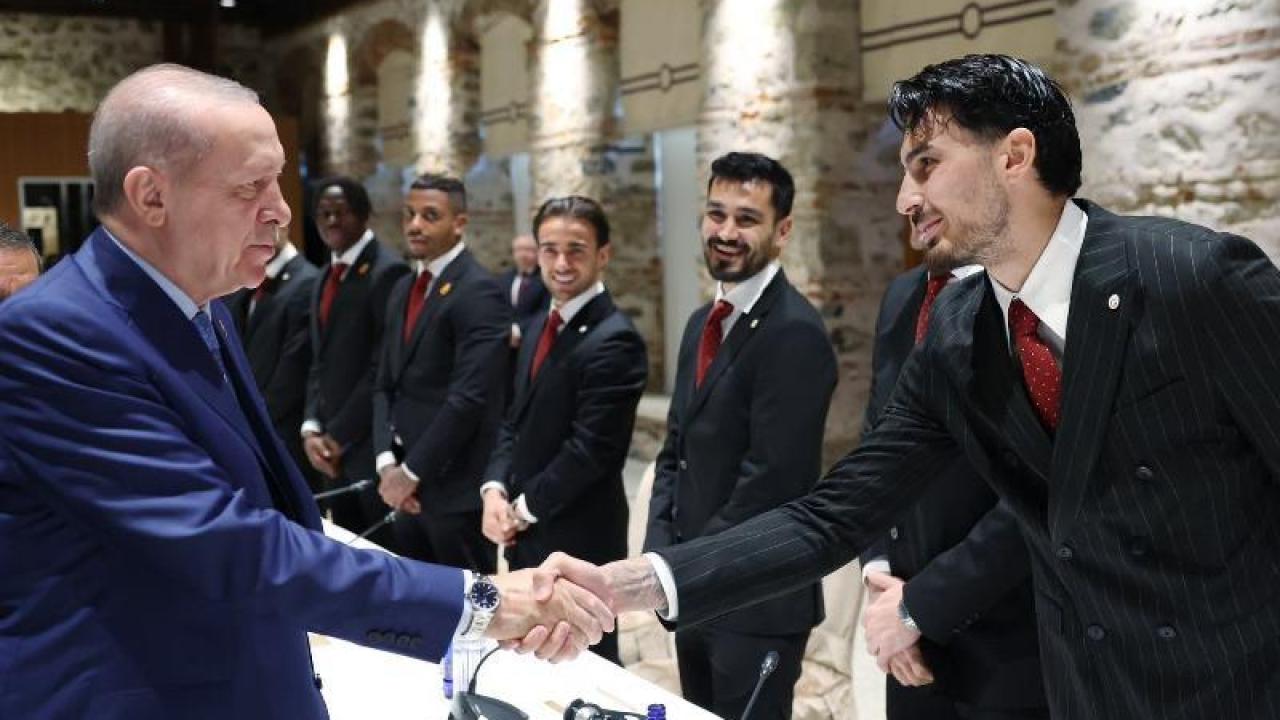 Erdoğan, Galatasaraylı Futbolcuları Külliye’de Ağırladı