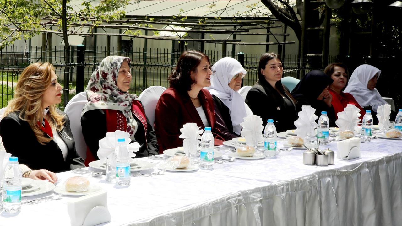 Nagihan Aktaş’tan Yürekleri Isıtan Anneler Günü Buluşması