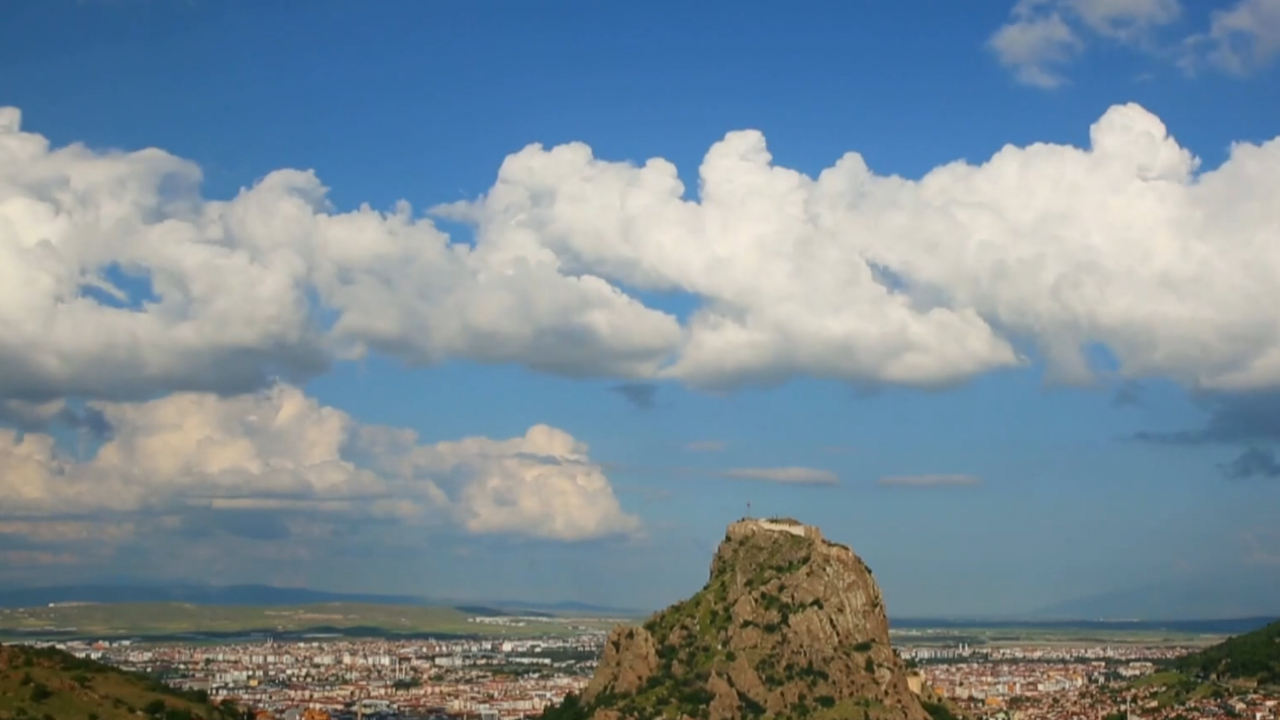Afyon Semalarında Görsel Şölen: Bulutlar Kale Etrafında Dans Etti