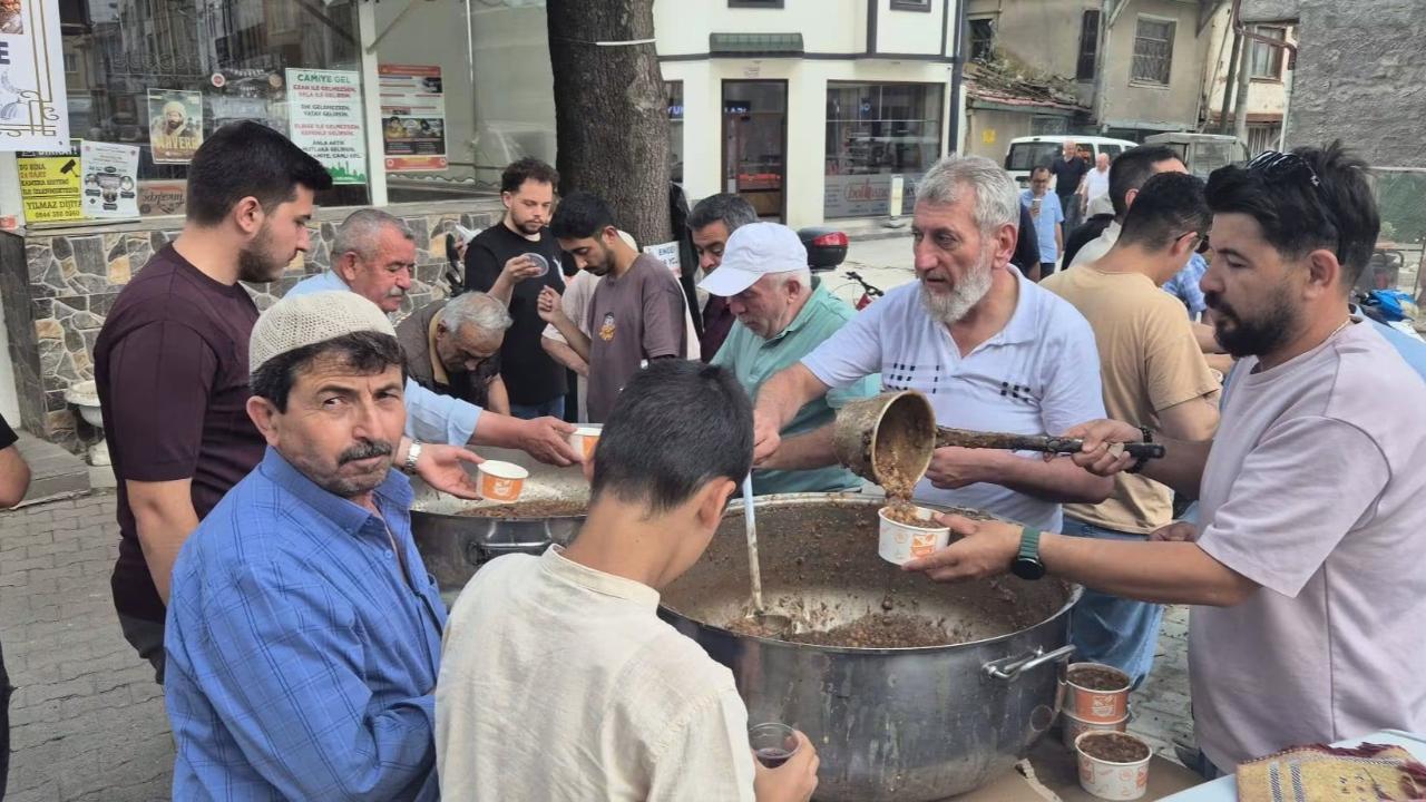 Afyon’da Cemaat ve Esnaflar İmece Usulü İle Hazırladığı 2 Bin Kap Aşureyi Dağıttı