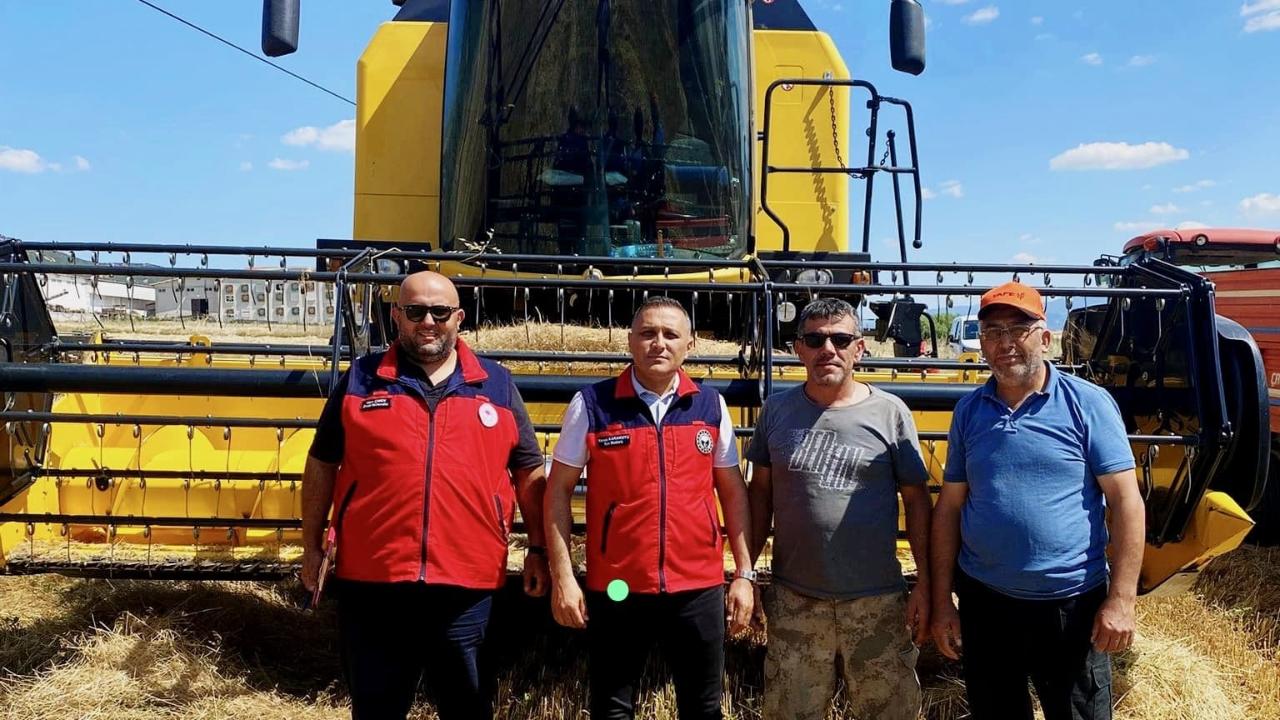 Afyon’da Hububat Hasadı Başladı Dane Kaybına Karşı Sıkı Biçerdöver Denetimi