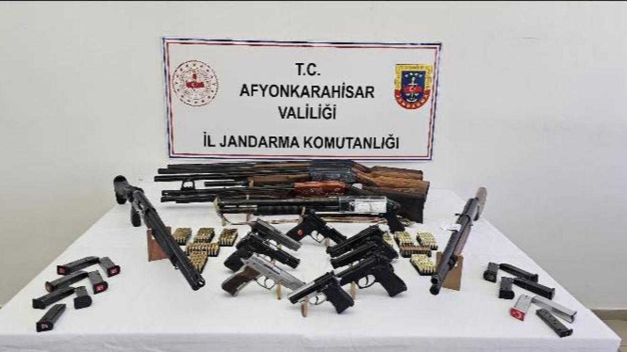 Afyon'da Jandarmadan Silah Operasyonu! Cephanelik Gibi Baskında 14 Şüpheliye İşlem!