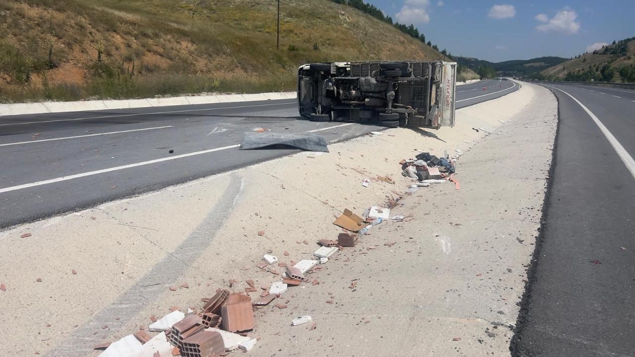 Afyon'da Kontrolden Çıkan Tuğla Kamyonu Devrildi: 3 Yaralı
