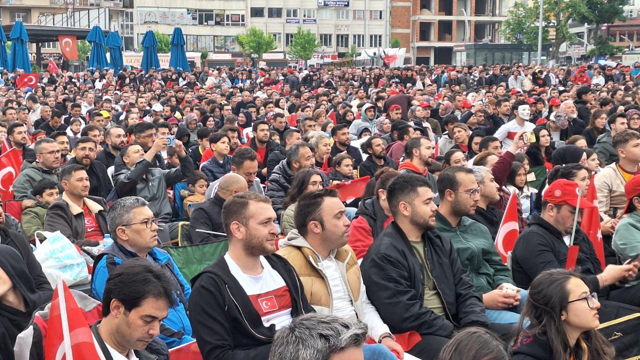Afyon’da Milli Takım Coşkusu! Zafer Meydanı Kırmızı-Beyaza Büründü