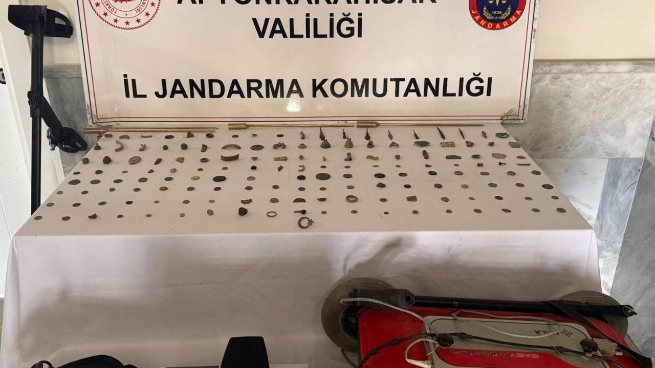 Afyon'da Tarihi Eser Avcılarına Darbe! 150 Tarihi Eser Parça Ele Geçirildi
