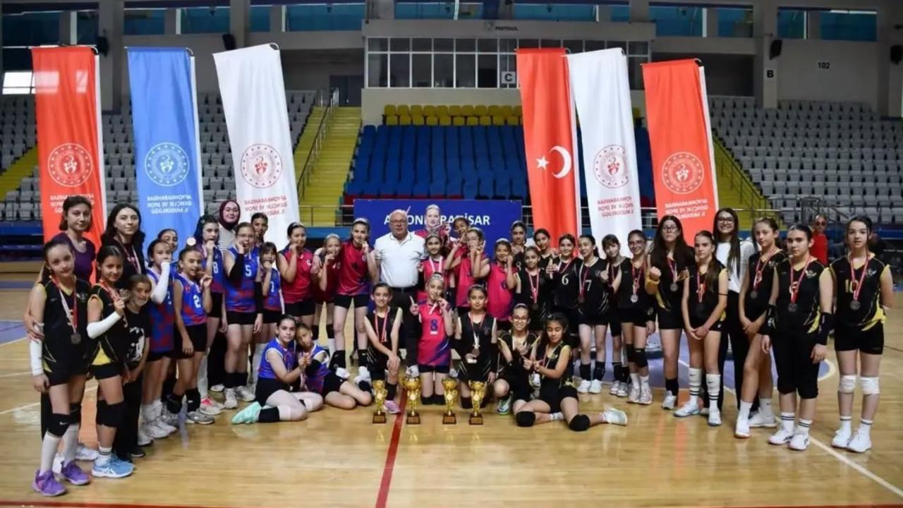 Afyon’da Voleybol Heyecanı Sona Erdi: Kupa Kurşun Spor ’un Oldu