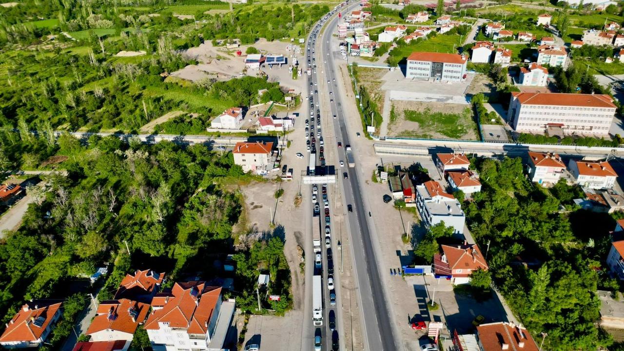 Afyonkarahisar Bayram Trafiğinde Rekor Yoğunluk: 6 Milyon Araç Geçti