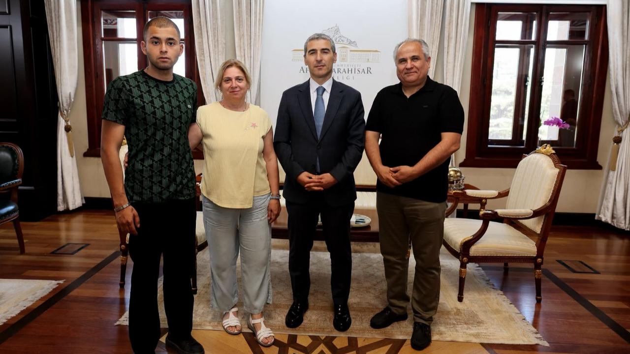 Afyonkarahisar Valisi Aktaş, Koruyucu Aile Günü'nde Şahan Çiftini Ağırladı