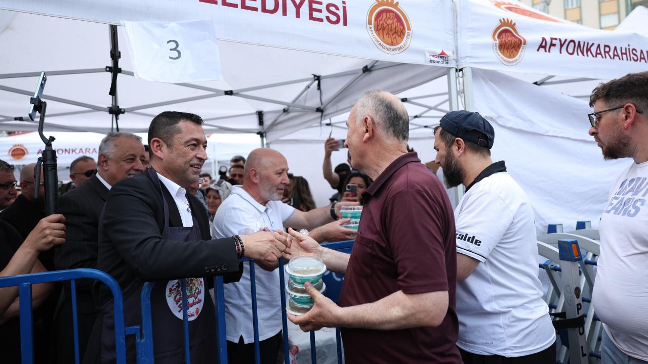 Afyonkarahisar’da Asırlık Gelenek: 40 Hatimli Şifalı Aşure Vatandaşa İkram Edildi
