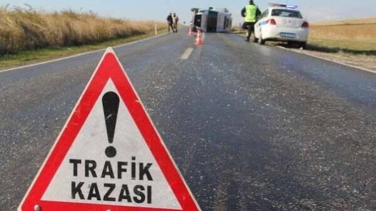 Afyonkarahisar'da Bariyerlere Çarpan Otomobilde 4 Kişi Yaralandı