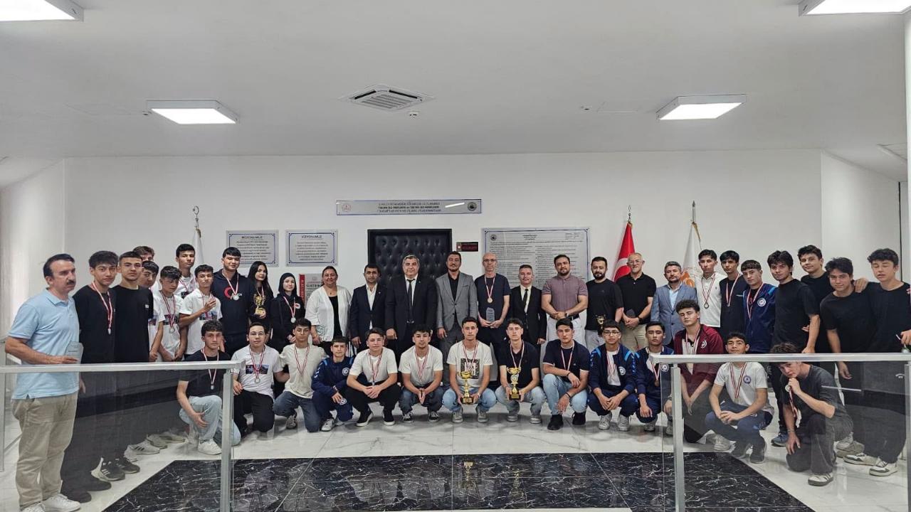 Afyonkarahisar’da GENÇLİG Futbol Turnuvası Sona Erdi: Başarılı Takımlar Ödüllendirildi