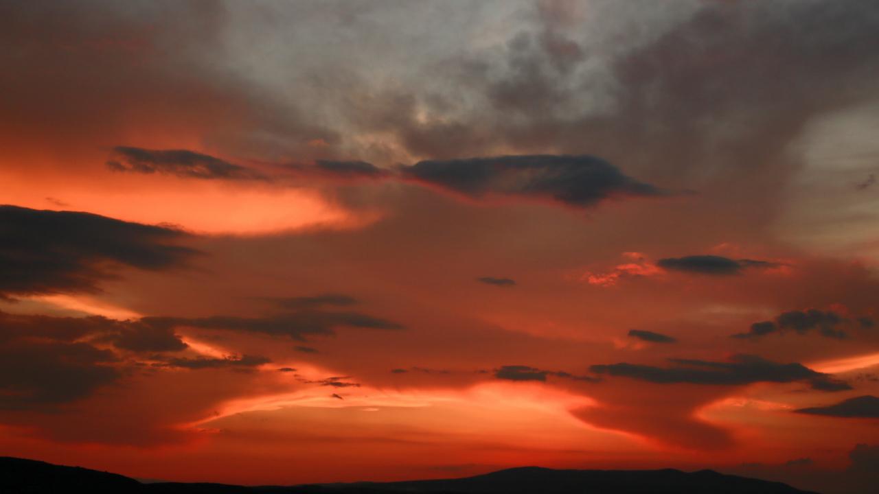Afyonkarahisar’da Gün Batımında Gökyüzünde Renklerin Dansı Görüntülendi
