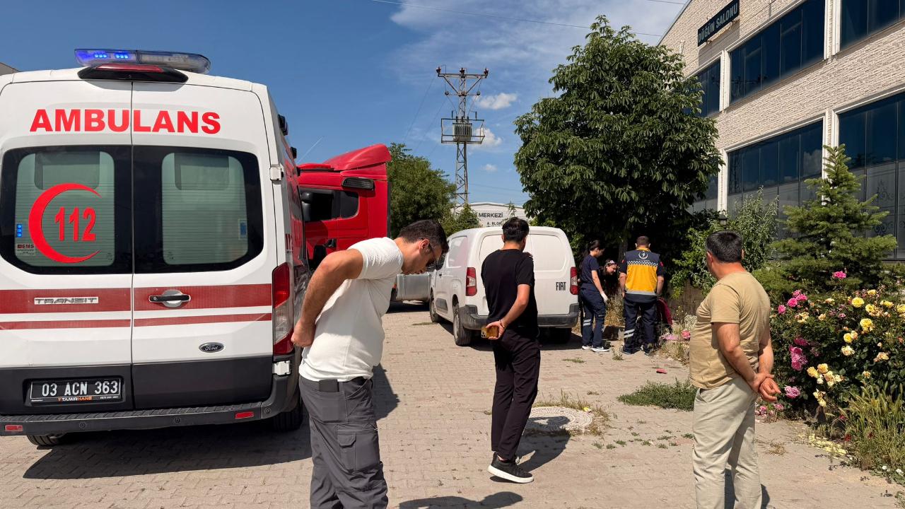 Afyonkarahisar'da Kaldırımda Yatan Kadının Yardımına Esnaf Koştu