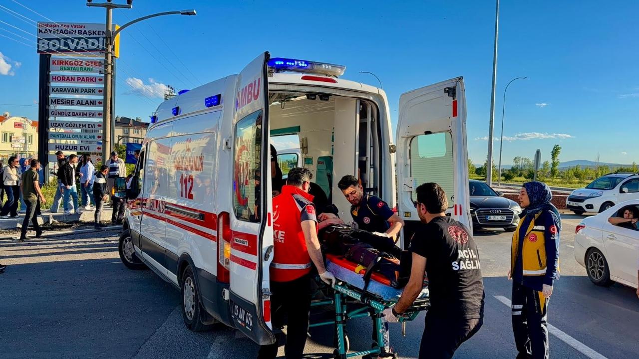 Afyonkarahisar’da Otomobil Tur Otobüsüne Çarptı Faciadan Dönüldü