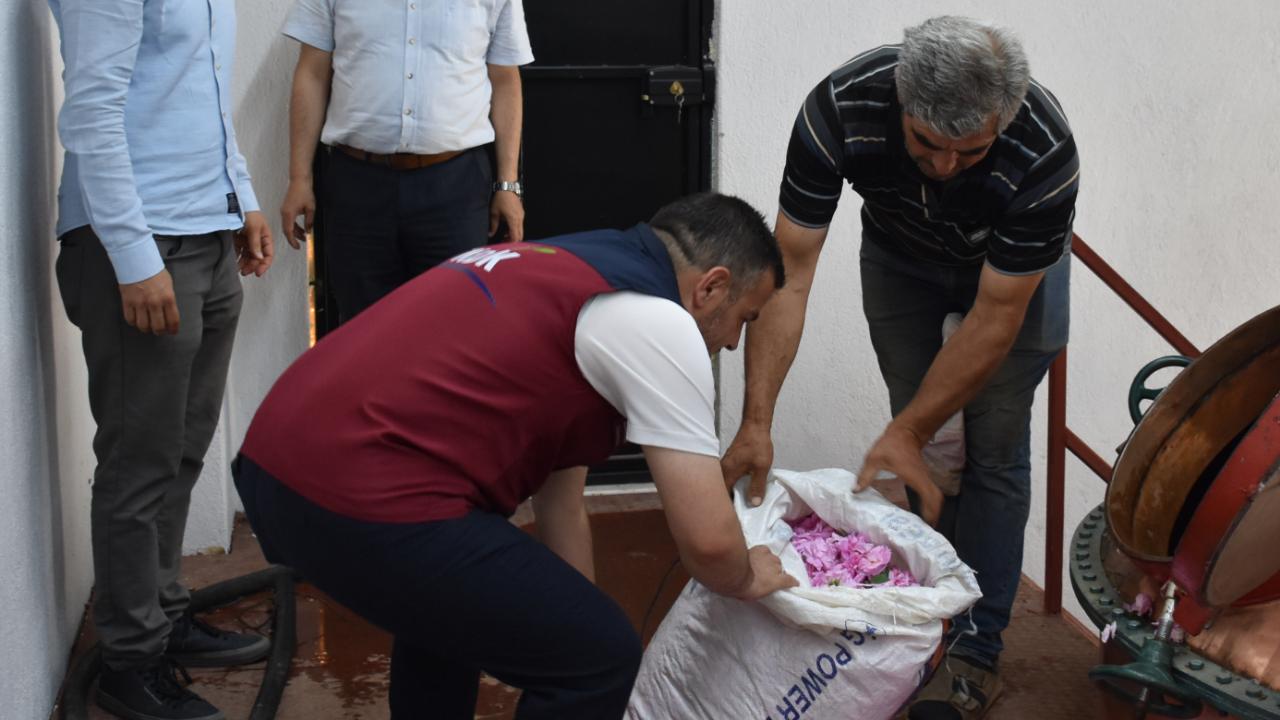 Afyonkarahisar’da Üretici Dev Destekle Gül Yağı Tesisi Kurdu: Köyde Üretim Yerinde Yapılacak
