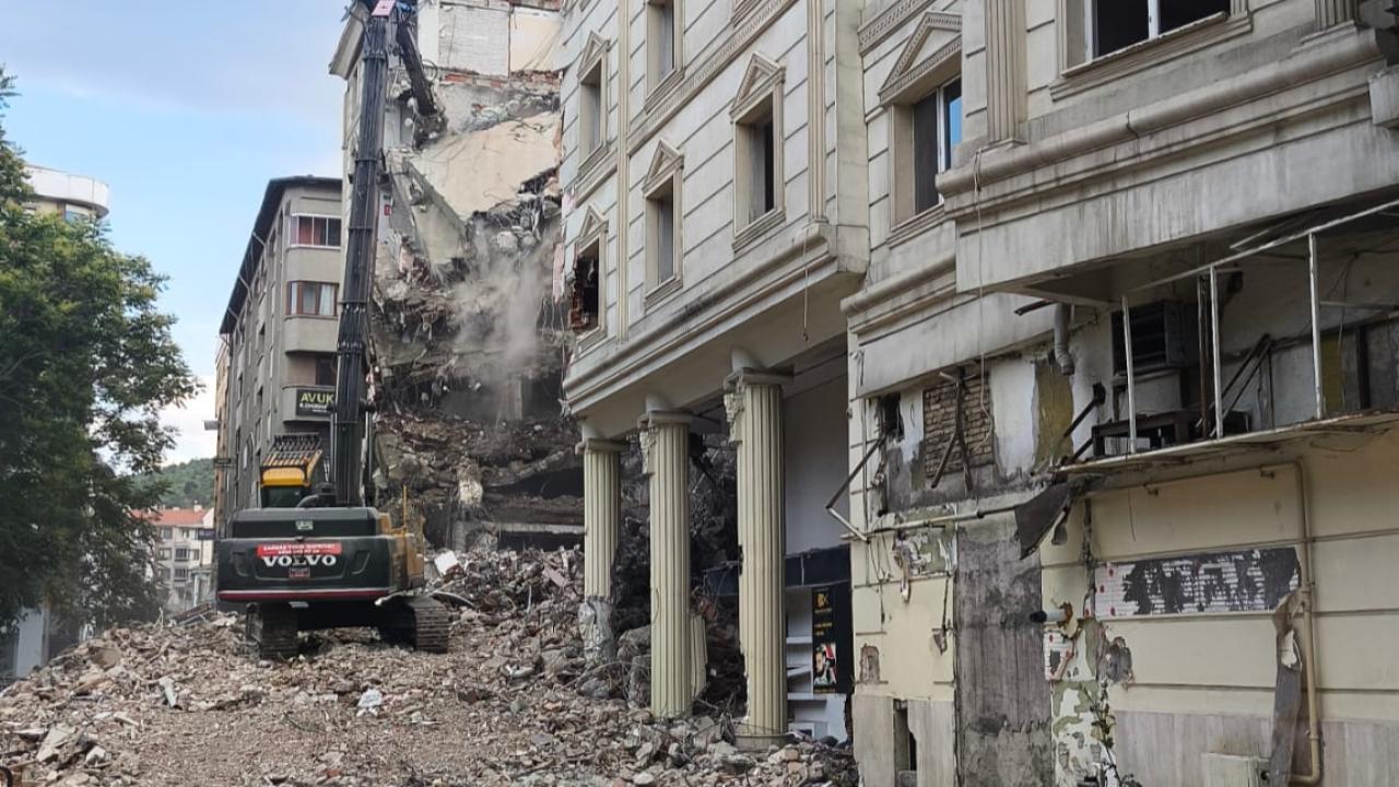 Afyon'un Bir Dönemine Veda! Hülya Sineması'nın İzlerini Taşıyan Efsane Bina Tarihe Karışıyor