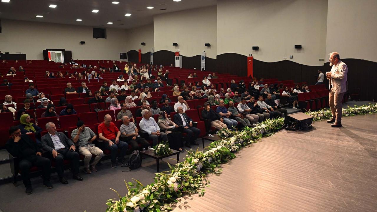 AKÜ’de Posthüman Gelecek ve Yapay Zekâ Tartışıldı