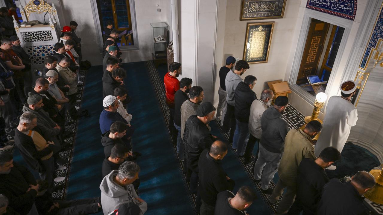 Berlin’de Önce Sabah Namazı, Sonra Milli Destek! Gurbetçiler Ay-Yıldızlılar İçin Buluştu