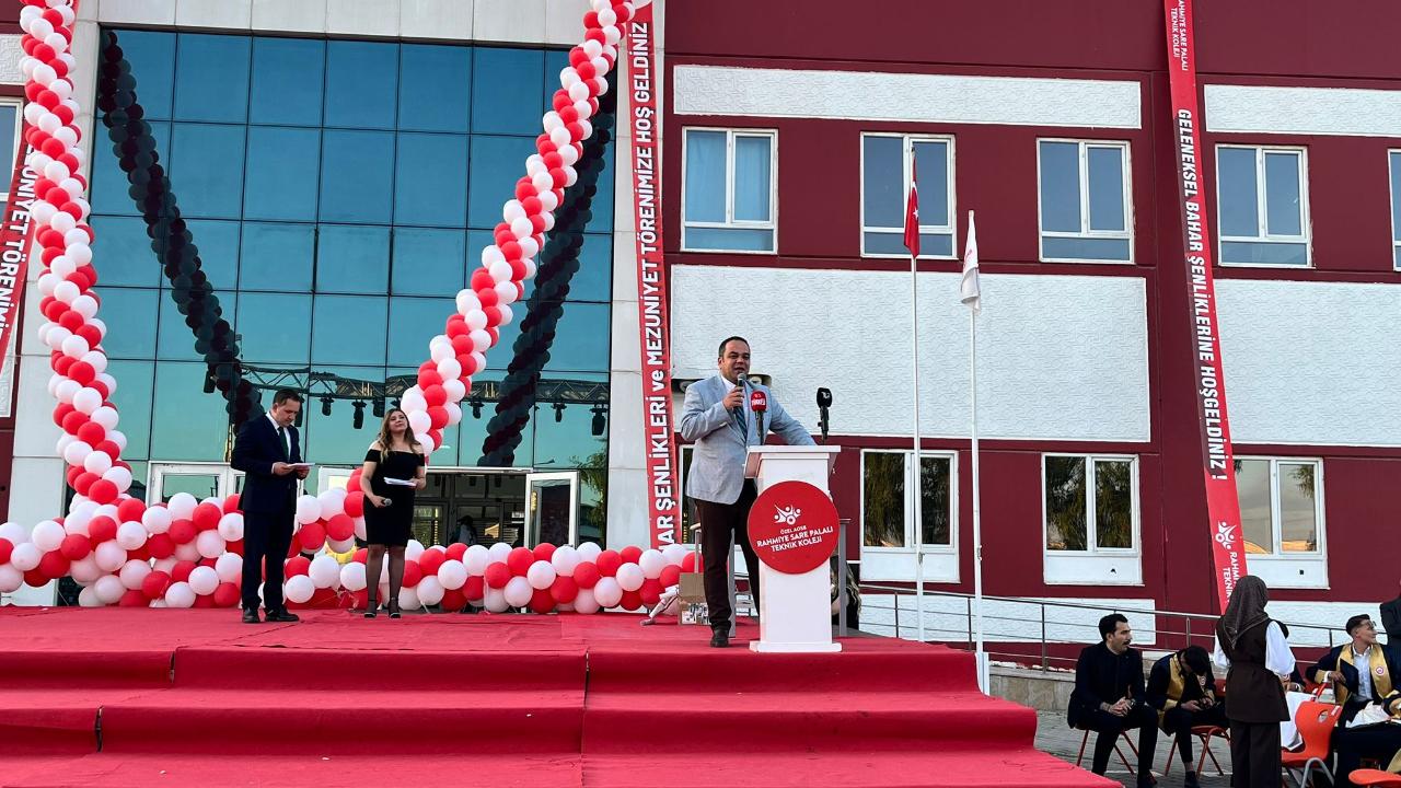 "Bilimin Işığından Kopmayın, Ahlaki Değerleri Önceliğiniz Kılın"