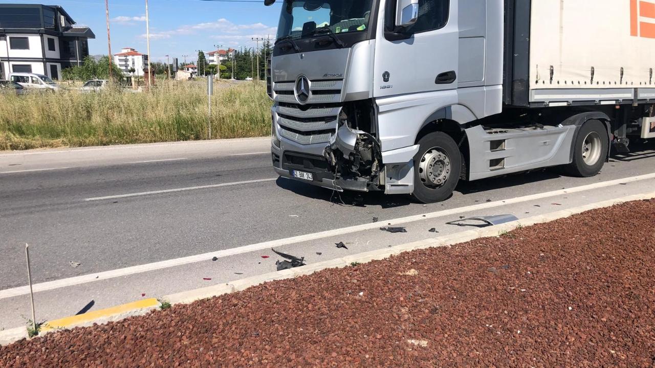 Bolvadin’de Kavşakta Korkutan Kaza! Otomobil İle Tır Çarpıştı, 1 Yaralı
