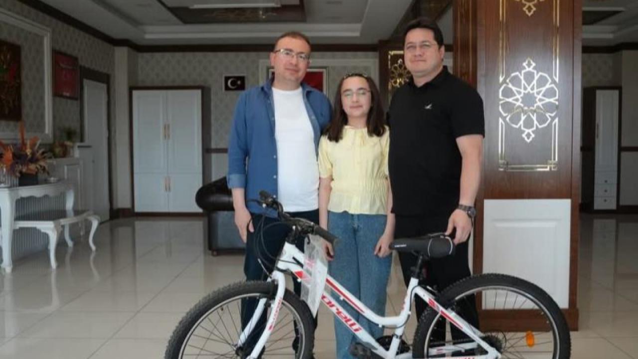 Bolvadin’in Gururu Hafsa Nur’a Başkan Aynacı’dan Ödül