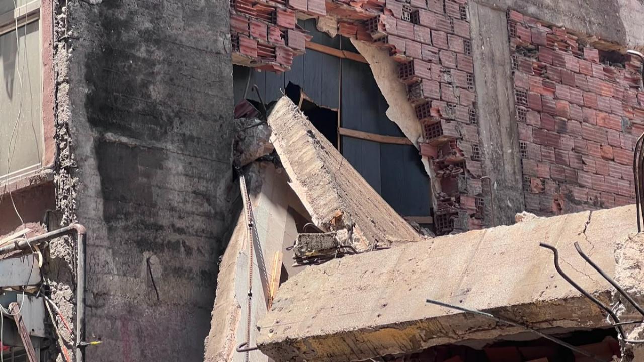 Çakmak Otel'in Yıkımında Duvarlar Dükkânların Üzerine Çöktü! Esnaf İsyan Etti