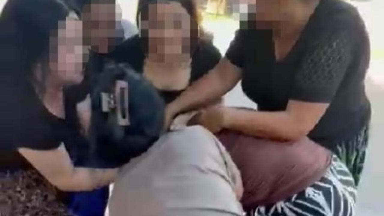 Çocuğunun Yanında Hem Dövdüler, Hem Videoya Çektiler!
