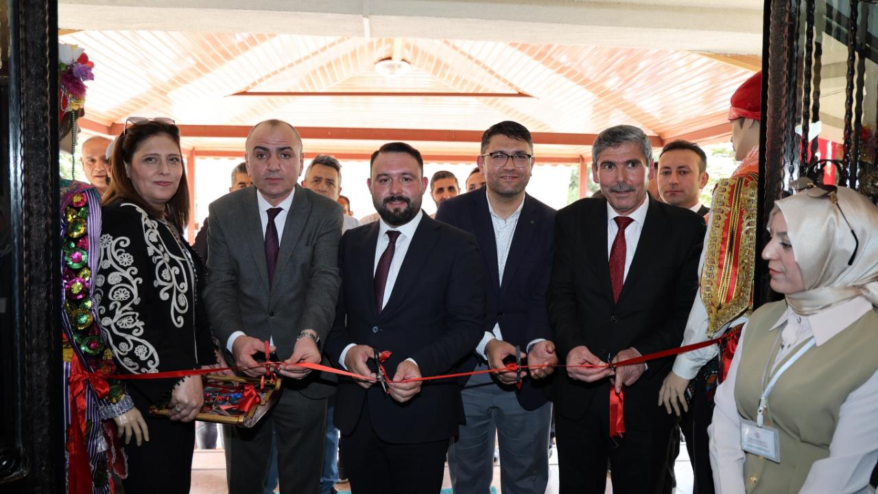 Dinar Halk Eğitimi Merkezi Yıl Sonu Sergisi Yoğun Katılımla Açıldı
