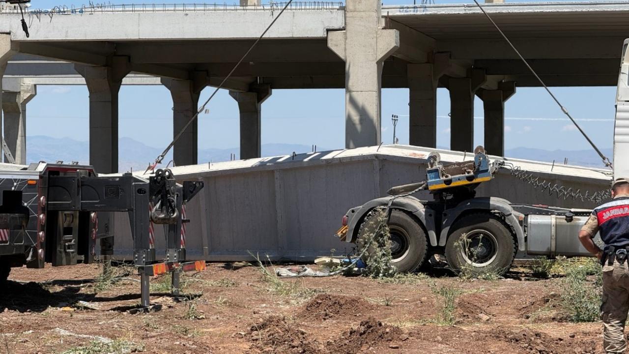 Diyarbakır’da şantiye faciası! İşçiler 15 Tonluk Beton Blok Altında Kaldılar