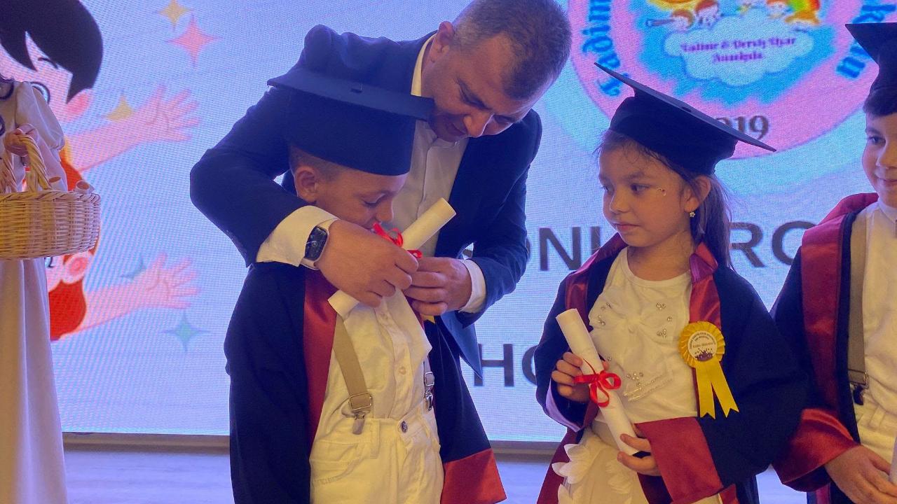 Emirdağ’da Anaokulu Mezuniyet Coşkusu: Minikler Belgelerini Serkan Koyuncu’nun Katılımıyla Aldı
