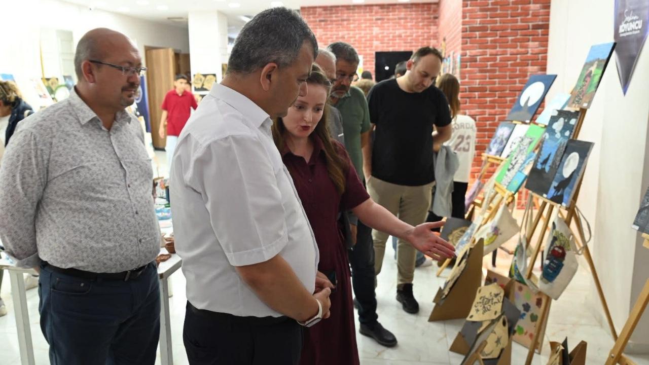 Emirdağ’da Yıl Sonu Coşkusu Yaşandı, Öğrenciler Tiyatro Gösterisi ve Sergiyle Göz Doldurdu