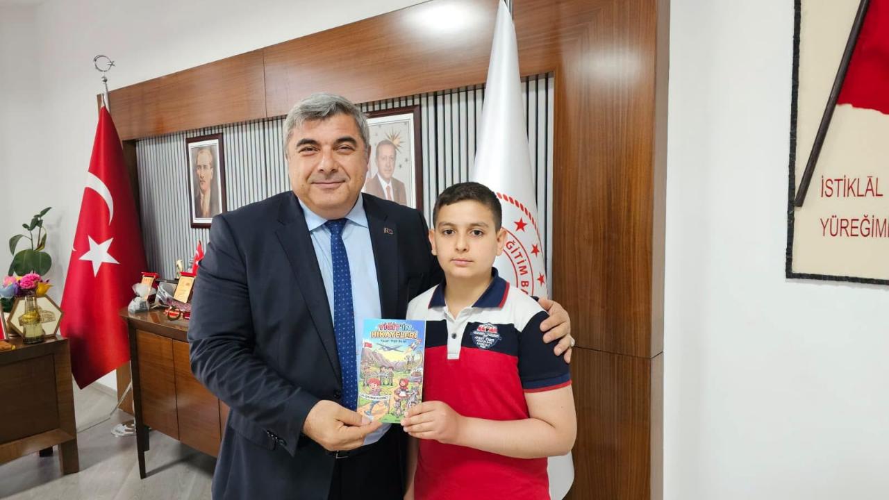 İlkokul Öğrencisi Yiğit Bulut’tan Büyük Başarı: Yazdığı Kitabı İl Müdürü Sünnetci’ye Takdim Etti