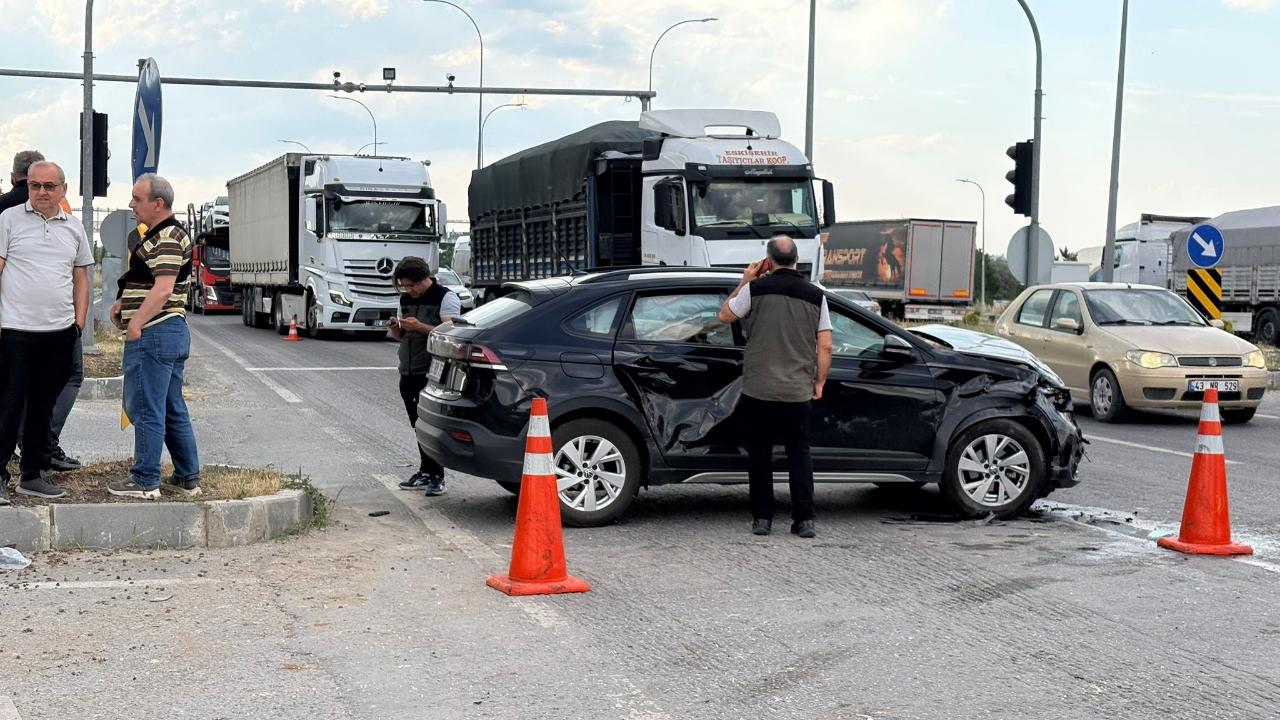 Kütahya-Afyonkarahisar Yolunda Kaza: İki Otomobil Çarpıştı, 5 Kişi Yaralandı