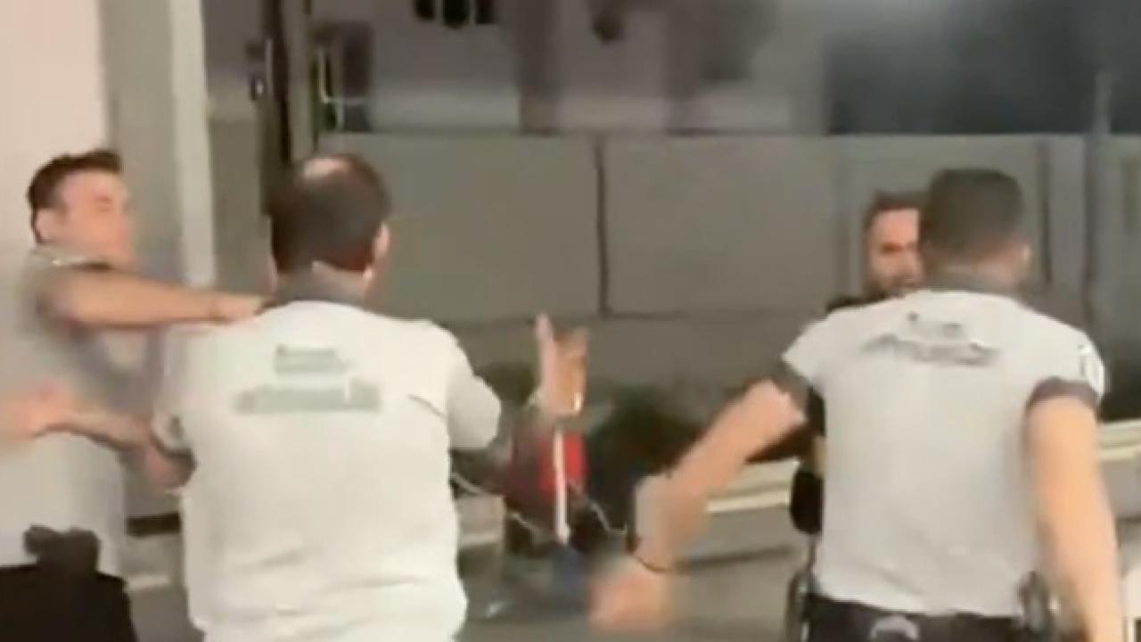 Marmaray'da Şok Eden Kavga! Güvenliğe Yumruk Atan Şahsa Meydan Dayağı!