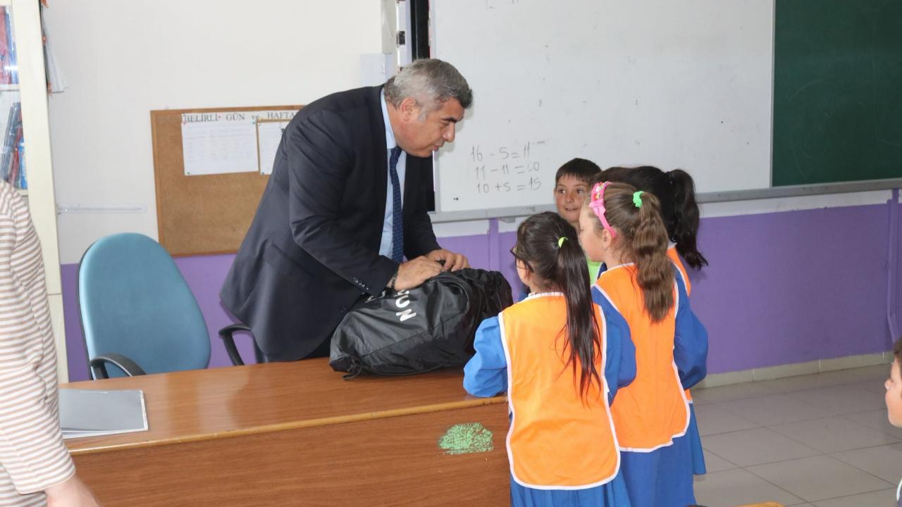 Müdür Sünnetci Öğrencilerle Buluştu: Geleneksel Oyunlar Hediyelerle Canlandı