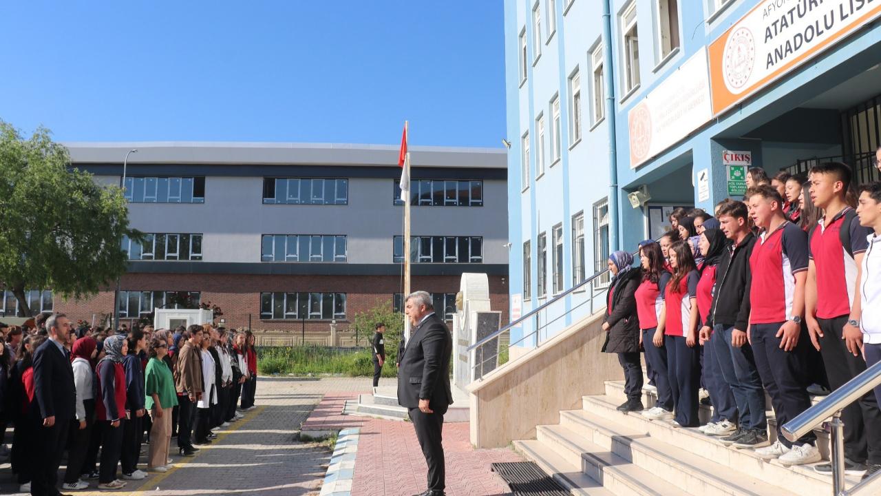 Okullarda İlk Gün: Müdür Sünnetci Öğrencilerle Bayrak Töreninde Buluştu