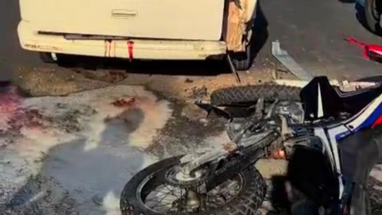 Panelvana Çarpan Motosiklet Sürücüsü Öldü!