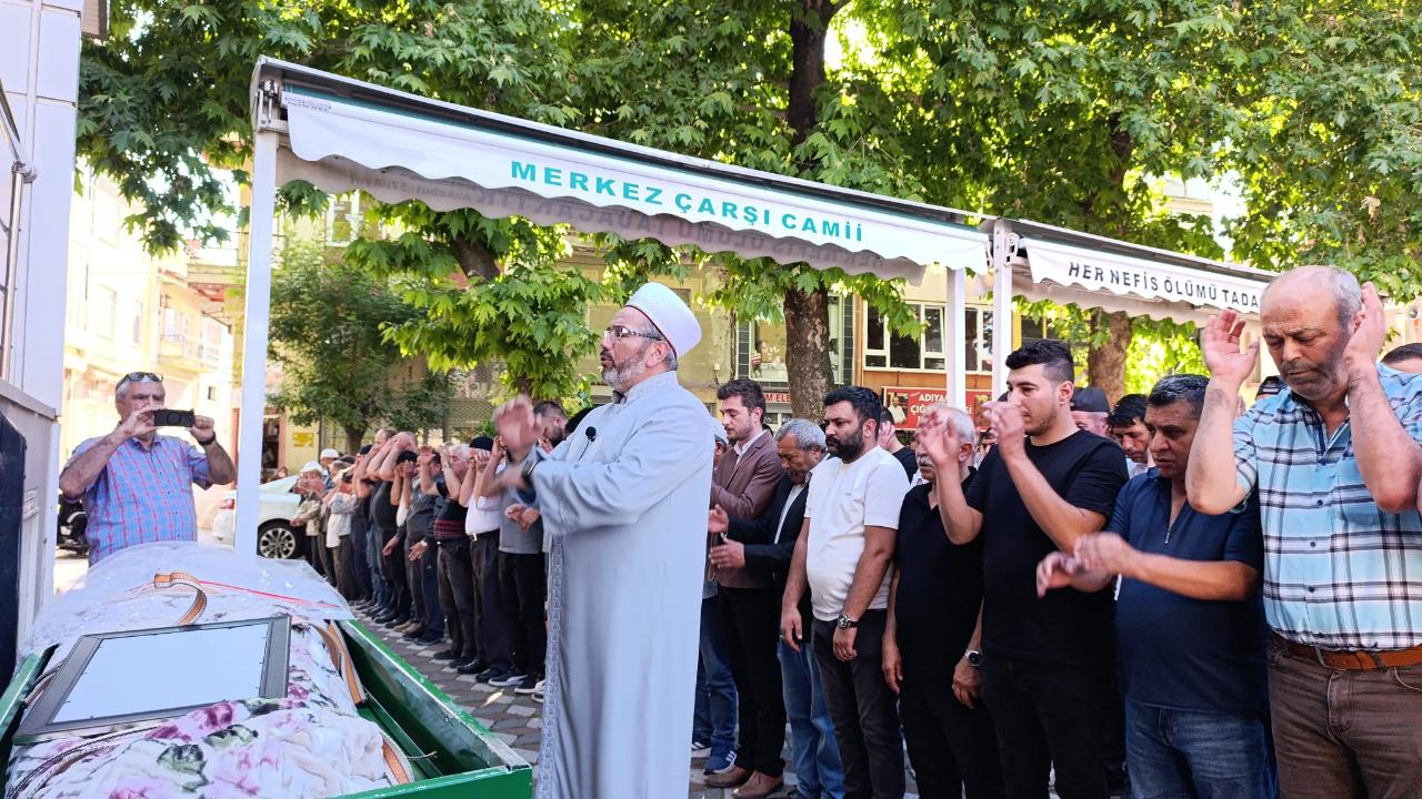 Park Halindeki Otomobilde Ölü Bulunan Genç Kız Toprağa Verildi