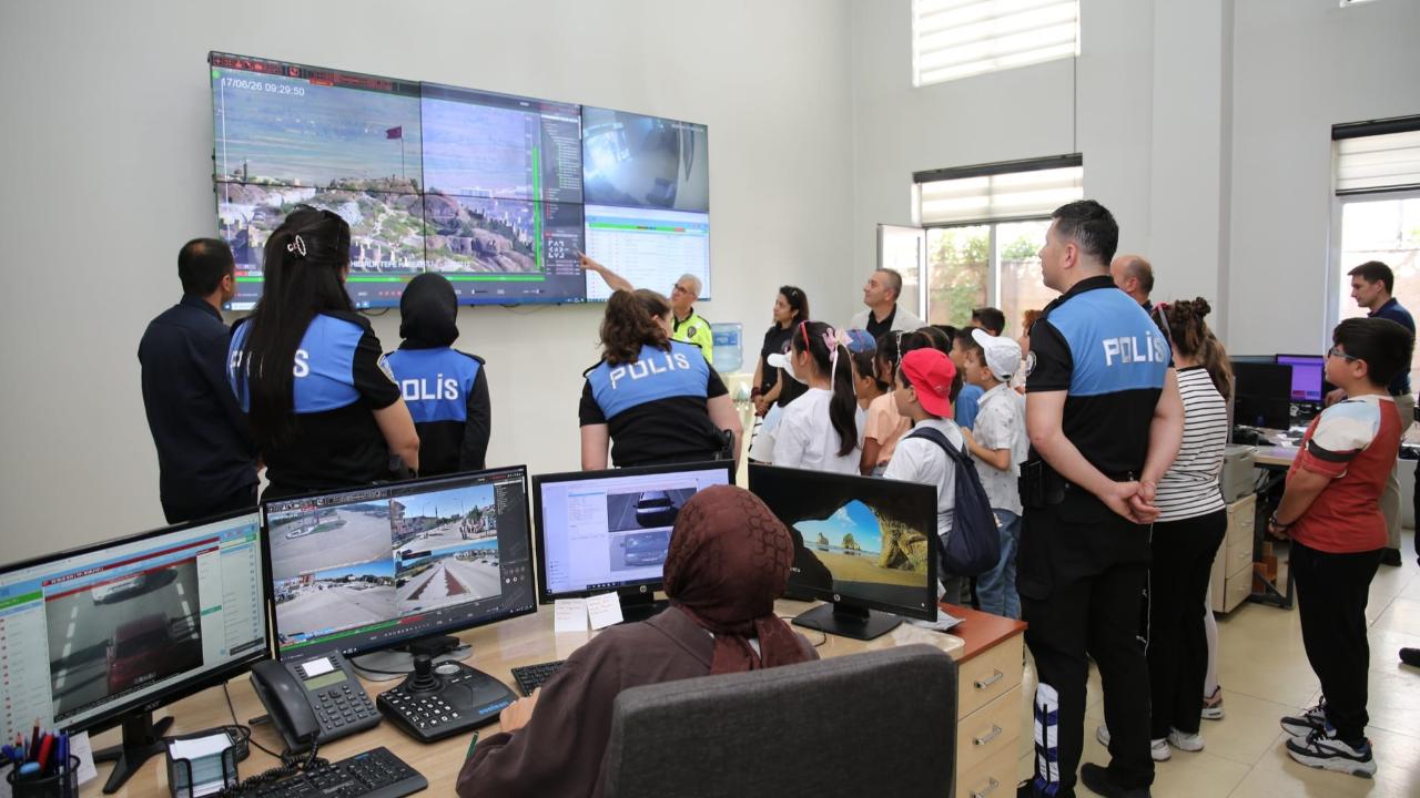 Polislerden İlkokul Öğrencilerine Güvenlik ve Teknoloji Eğitimi