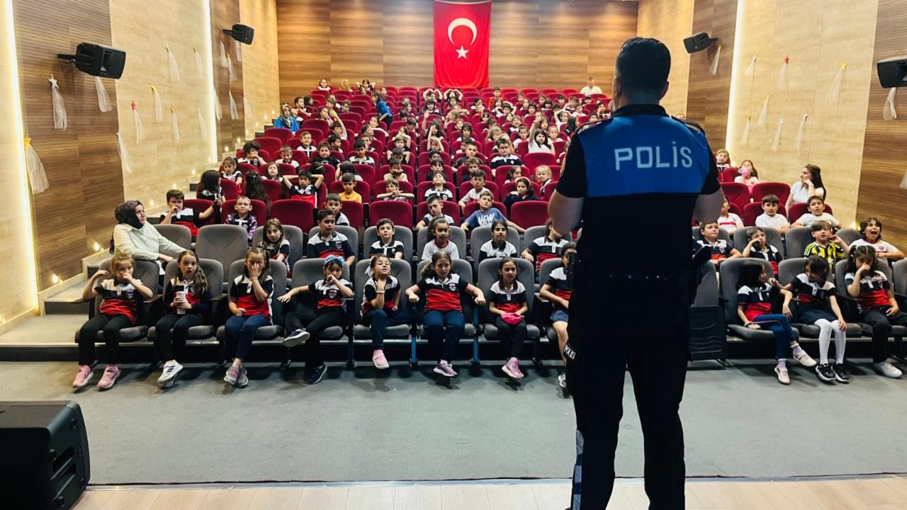 Polislerden Minik Öğrencilere Kapsamlı Güvenlik Eğitimi