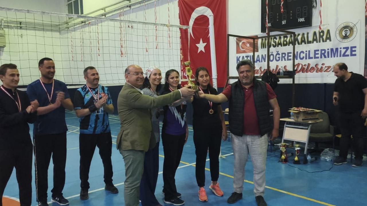 Şehit Öğretmen Fatma Nur Çelik Voleybol Turnuvası Sona Erdi: Şampiyon Çepni Otağı