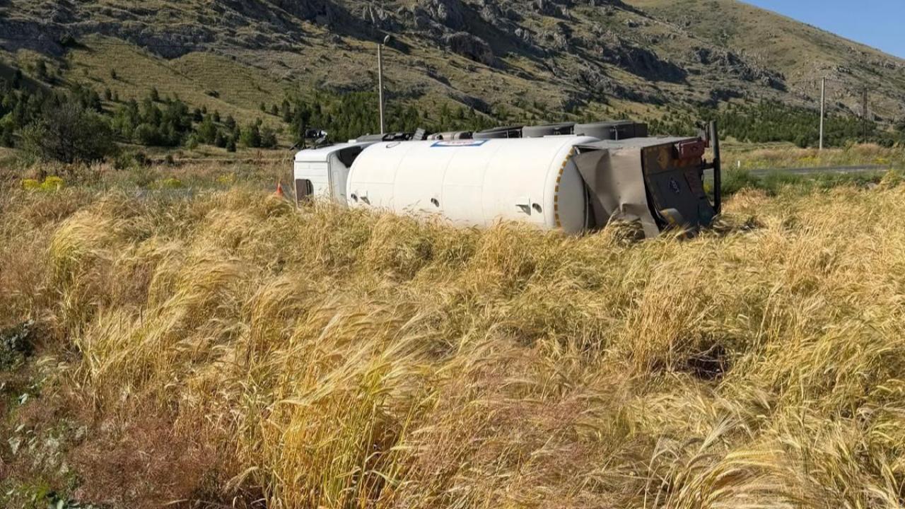 Şuhut'ta Yol Kenarına Devrilen Tanker Kazasında Sürücü Yaralandı