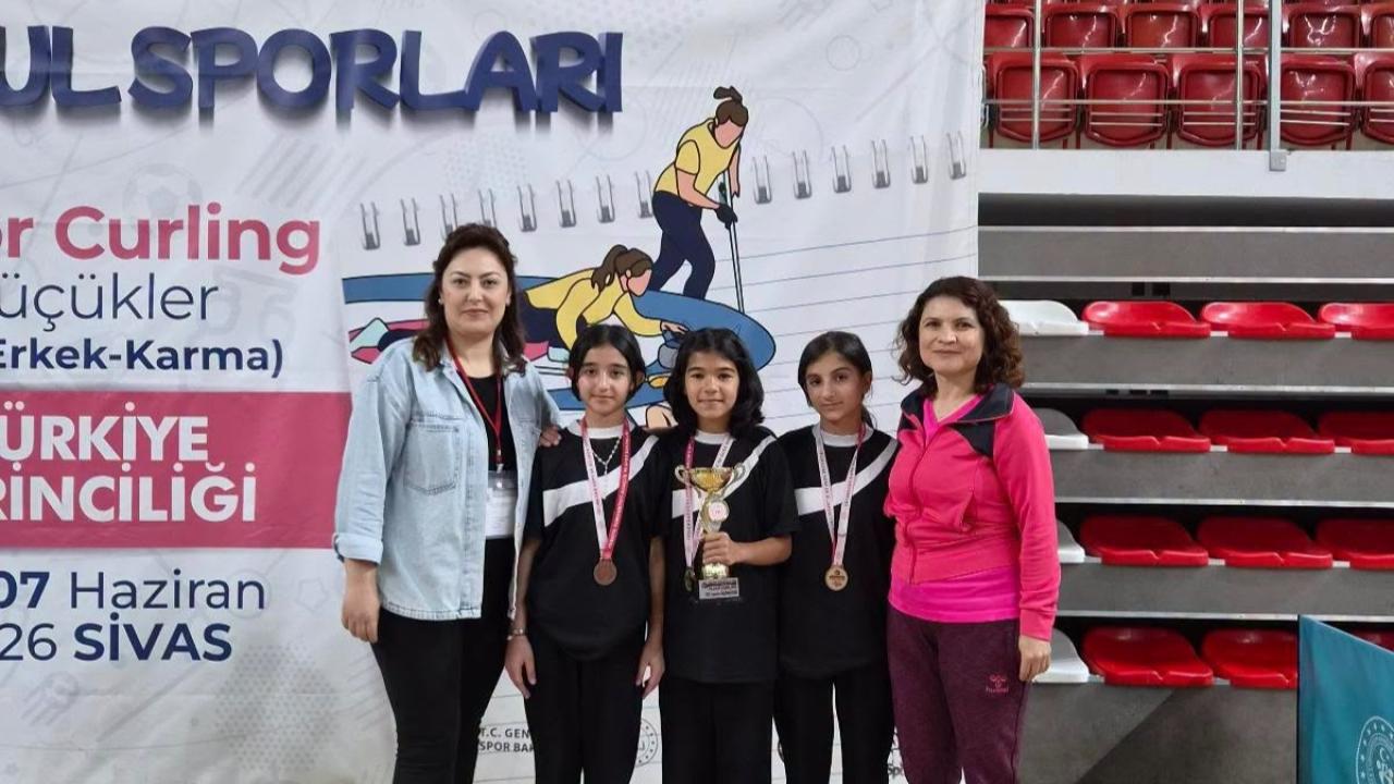 Yunus Emre Ortaokulu’ndan Büyük Başarı: Floor Curling’de Türkiye Üçüncülüğü