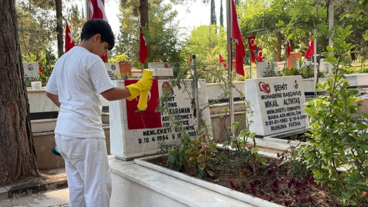 10 Yaşındaki Abdullah’ın Büyük Fedakârlığı: Kendi Kazancıyla Çeşmeleri ve Şehitlikleri Temizliyor