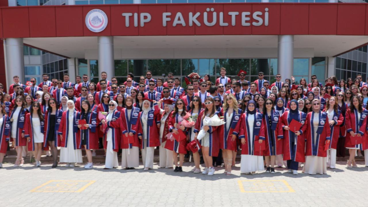 AFSÜ Tıp Fakültesi’nde Mezuniyet Gururu: 179 Genç Hekim Meslek Hayatına Adım Attı