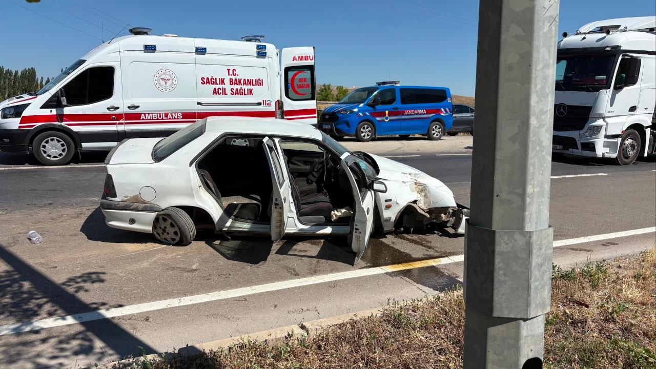 Afyon'da Can Pazarı! Bariyerlere Saplanan Otomobilde 6 Kişi Yaralandı