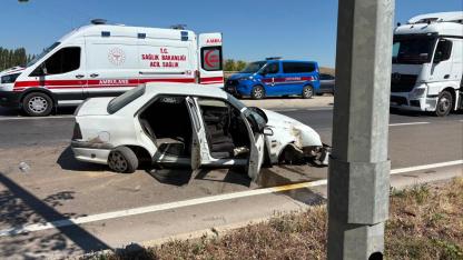 Afyon'da Can Pazarı! Bariyerlere Saplanan Otomobilde 6 Kişi Yaralandı