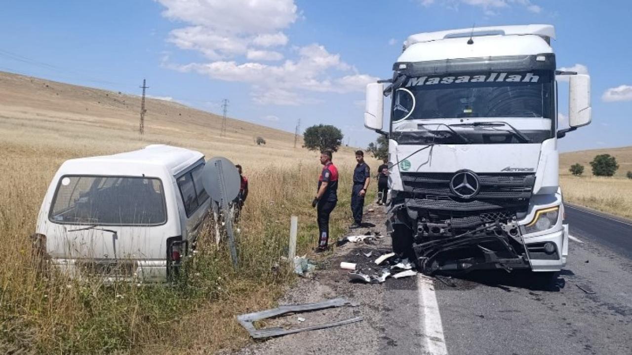 Afyon’da Tırla Çarpışan Minibüsün Şoförü Hayatını Kaybetti!